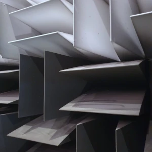 Wedge-shaped acoustic absorber for optimized sound absorption and reduced reflections. / Keilfoermiger Akustikabsorber zur optimierten Schallabsorption und reduzierten Reflexionen.