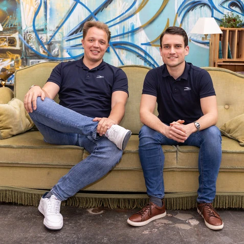 Gruender von Noise2zero sitzen auf einem Sofa / Founders of Noise2zero sitting on a sofa
