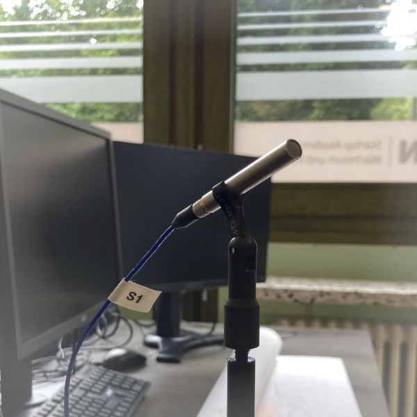 Ein Mikrofon in einem Büro zur Messung der Nachhallzeit / A microphone standing within an office to measure the reverberation time.